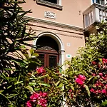 Bed & Breakfast Colombo 4*